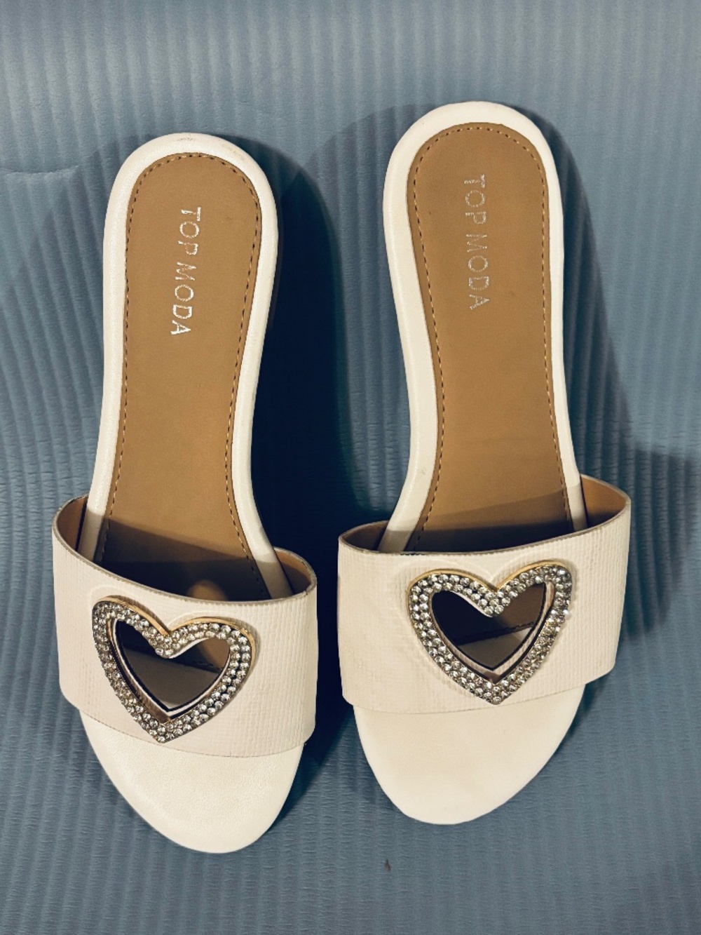 Top Moda Sandals White with Sequins Heart Shaped Accent Sz 9